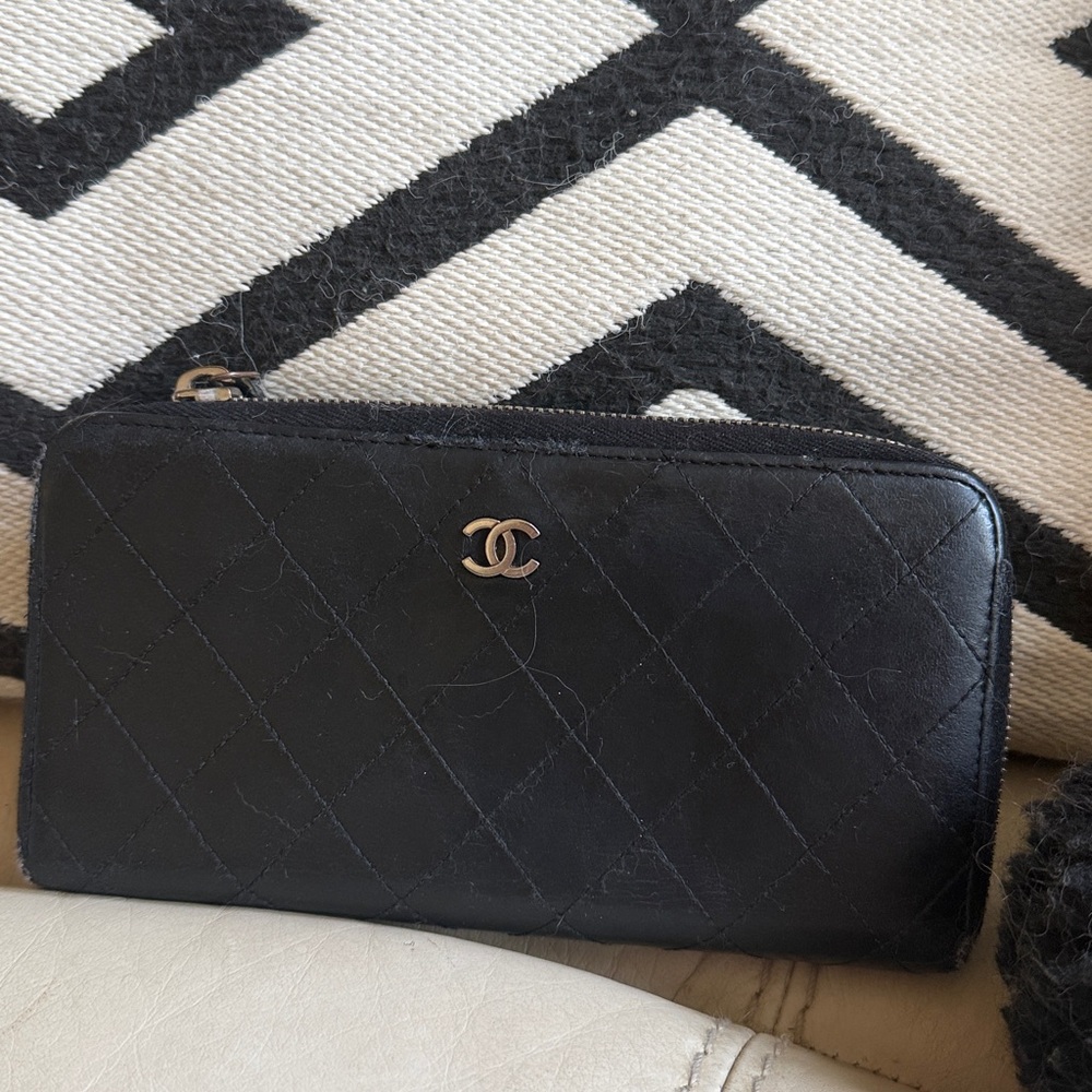 CHANEL Black Quilted Lambskin Zippy Wallet w Serial Numbers - Picture 2 of 11